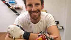 Romain Grosjean con una de sus manos vendadas