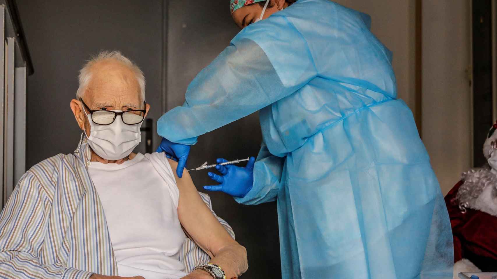 Batiste Martí primer vacunado contra la Covid-19 en la Comunidad Valenciana. EE