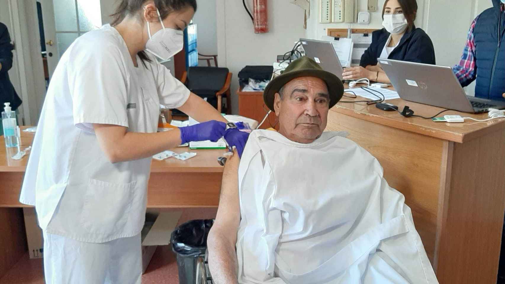 Salvador Brotons, primer vacunado contra la Covid-19 en la provincia de Alicante. EE