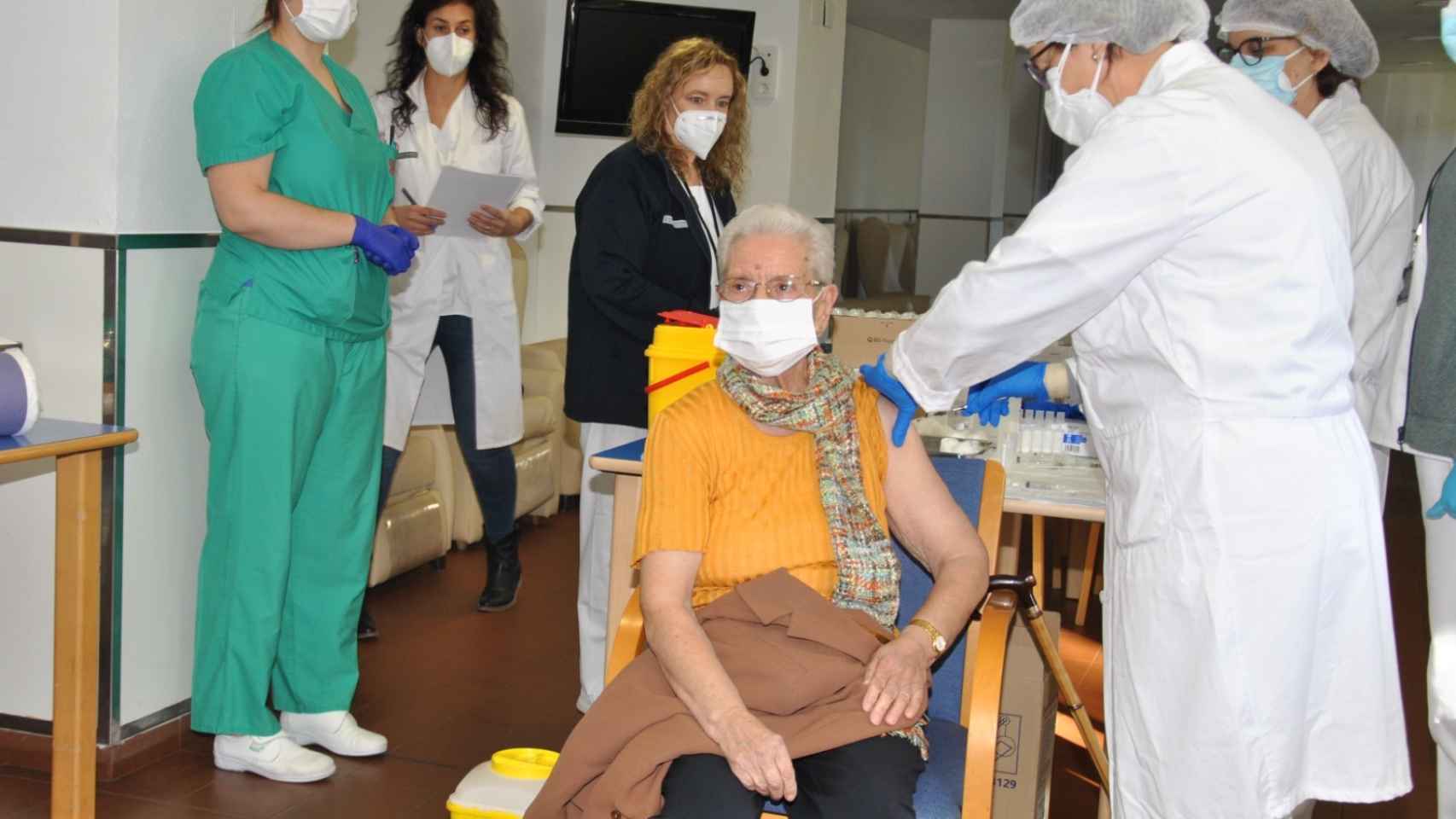 Benilde Domingo, primera vacunada contra la Covid-19 en la provincia de Castellón. EE