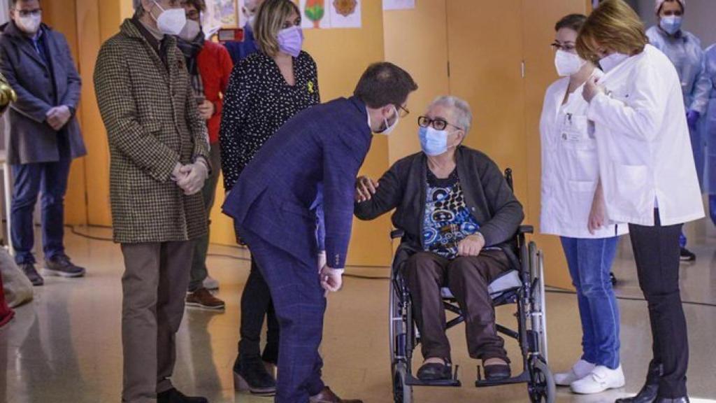 Pere Aragonès con Josefa Pérez, la primera vacunada en Cataluña.