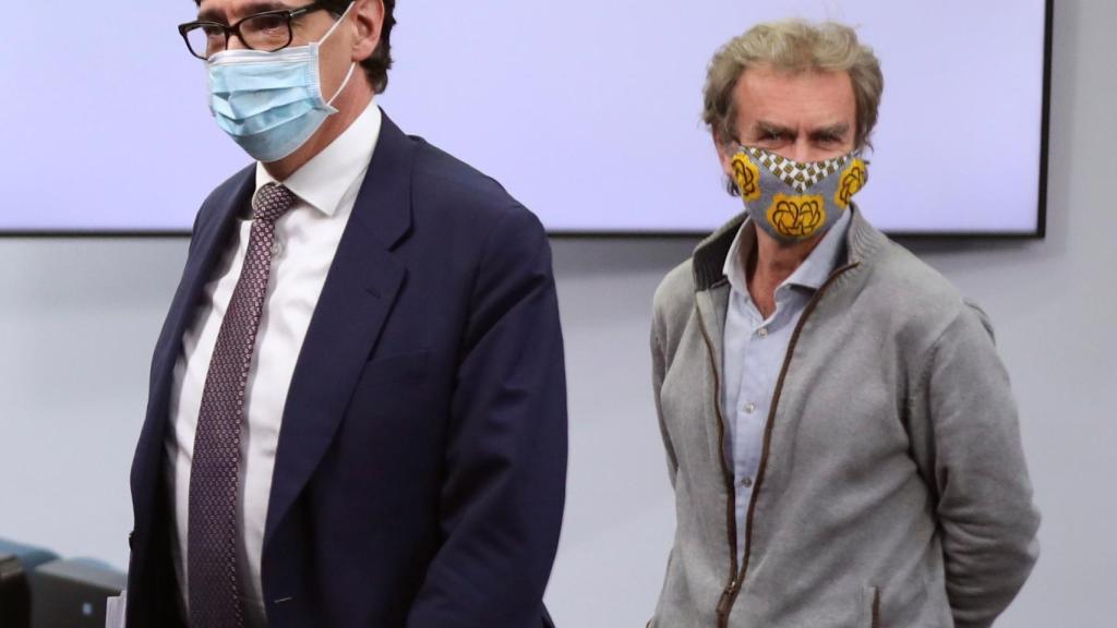 Salvador Illa, ministro de Sanidad, y Fernando Simón, director del CCAES, en la sala de prensa de Moncloa.