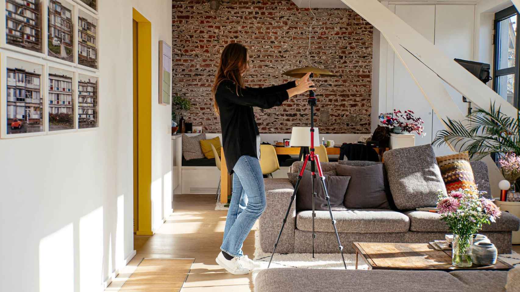 Una agente inmobiliario utiliza la app de Nodalview para crear un tour virtual en una casa.