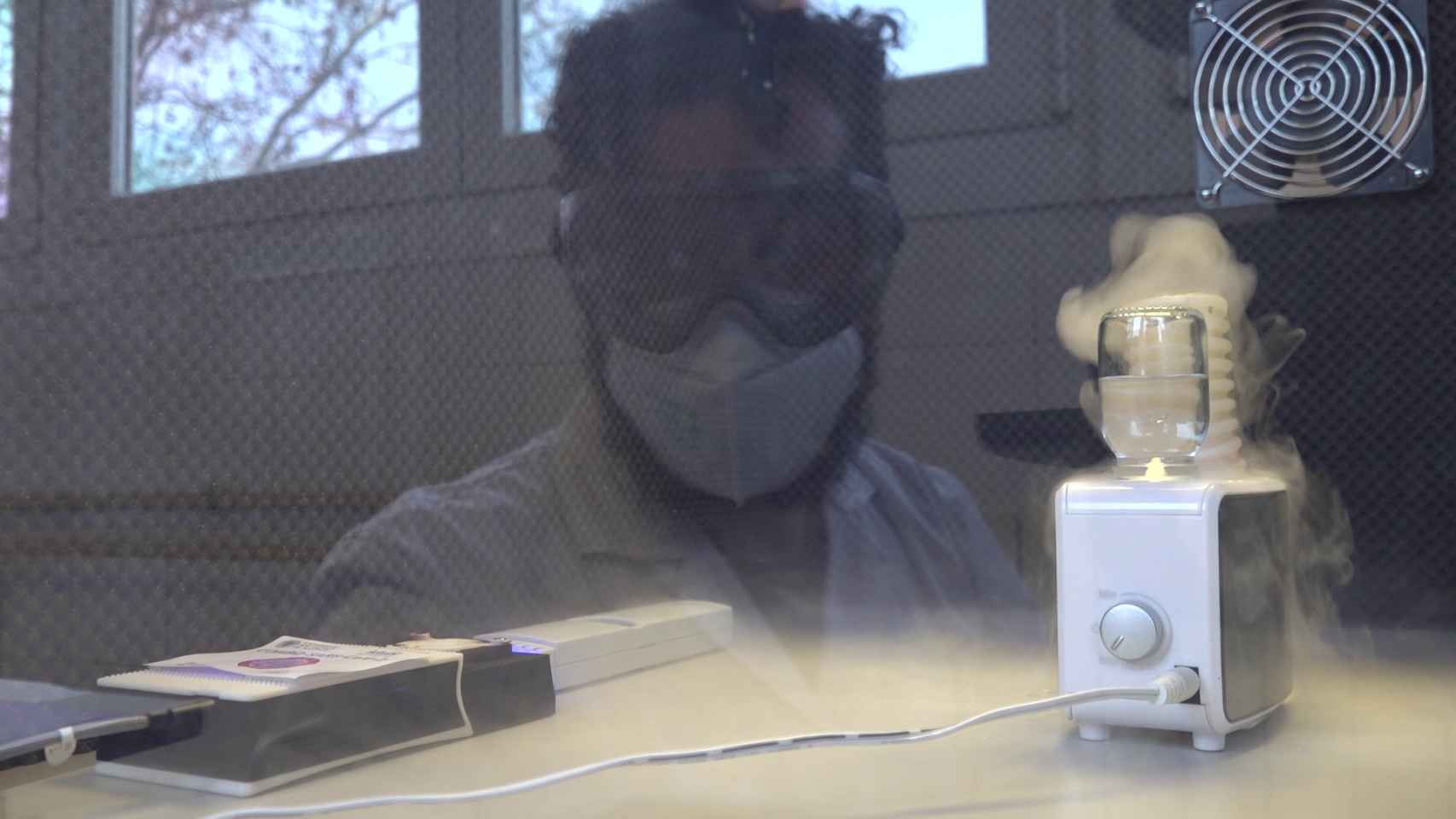 Un investigador observa el biosensor másico.