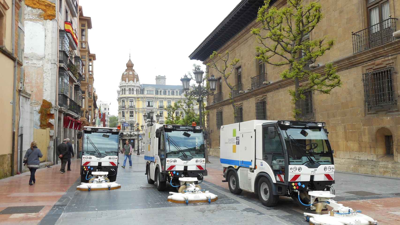 Limpieza de vías de FCC en Oviedo.
