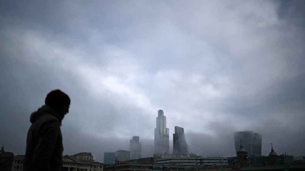 El centro financiero de Londres cubierto por la niebla.