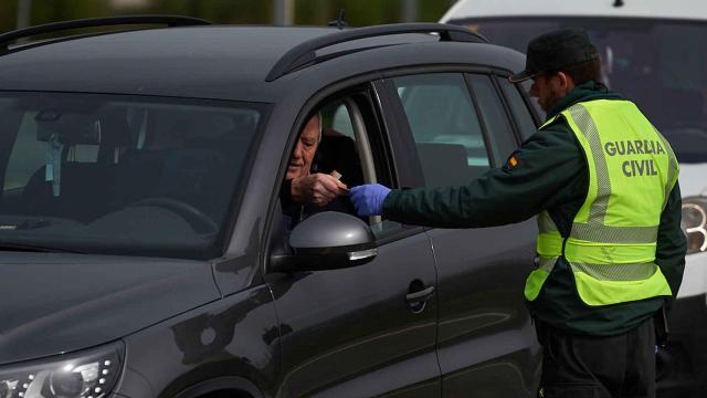 Un agente de la Guardia Civil solicitando a un conductor su documentación.