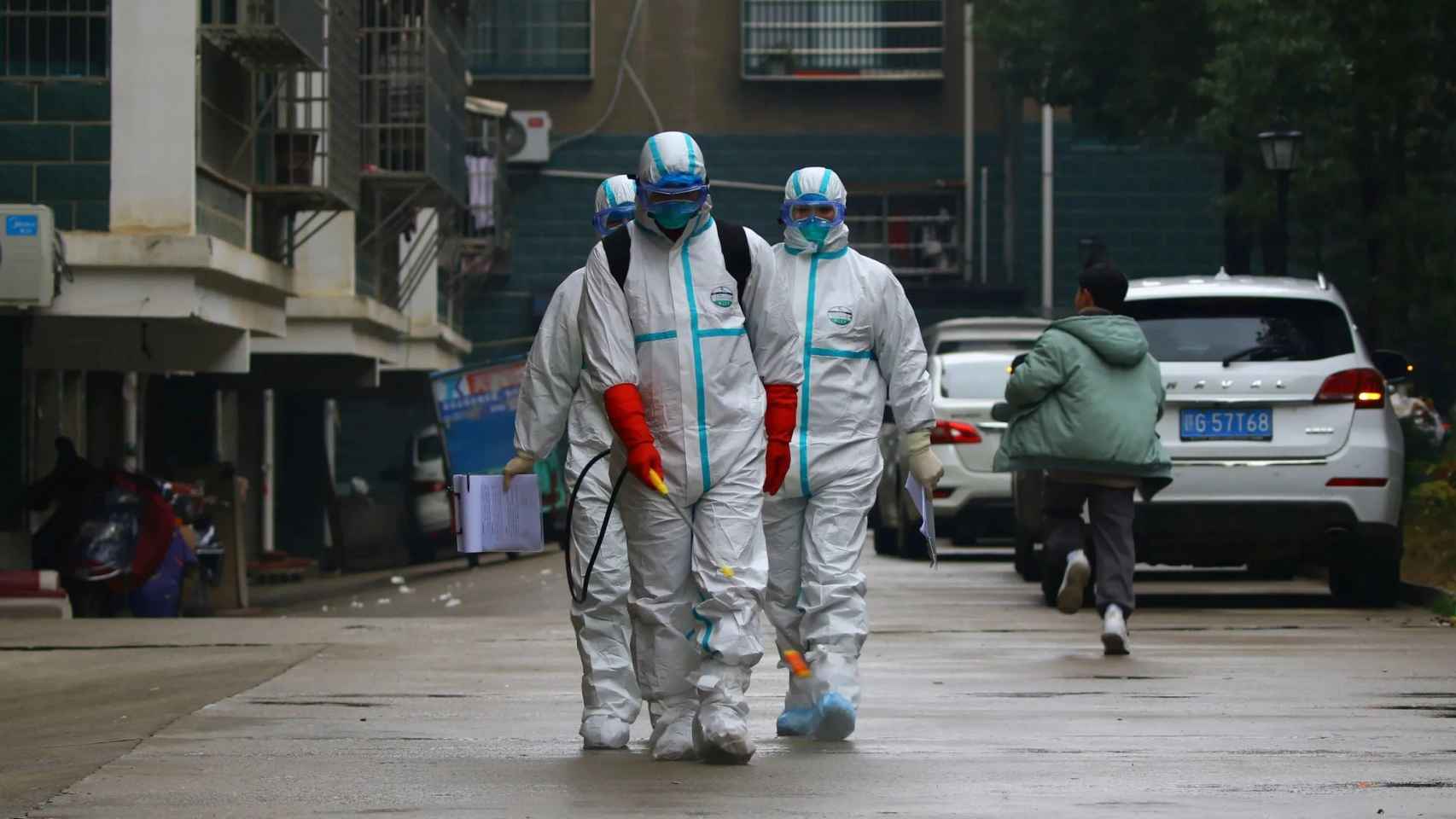 Profesionales durante las labores de desinfección de las calles en plena pandemia.