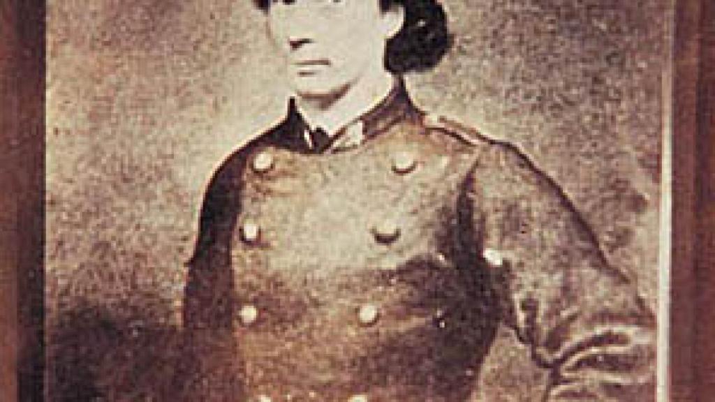 Louise Michel con el uniforme de guarda nacional.