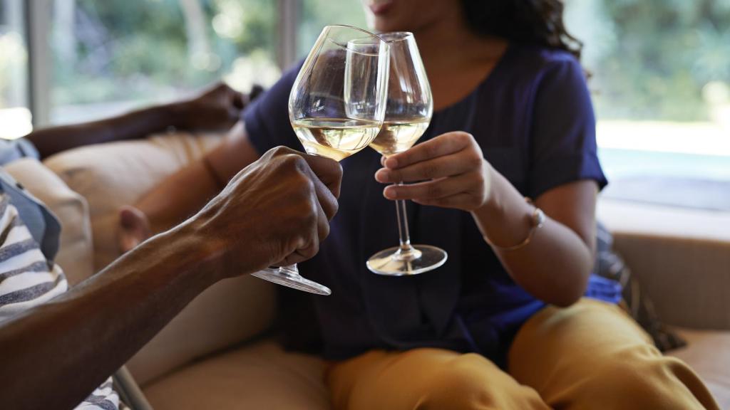 Terminar el día con una copa de vino vuelve a ser un hábito.