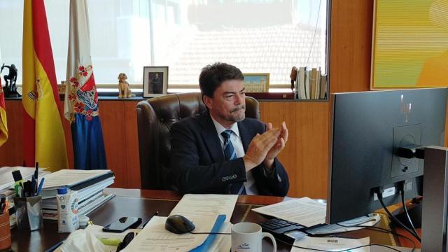 Luis Barcala, alcalde de Alicante, tras un pleno telemático.