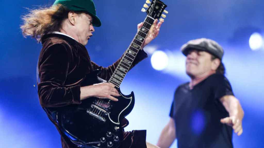 Angus Young (AC/DC) toda su guitarra Gibson.