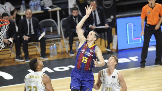 Heurtel anotando en El Clásico de Real Madrid y Barcelona en la Supercopa