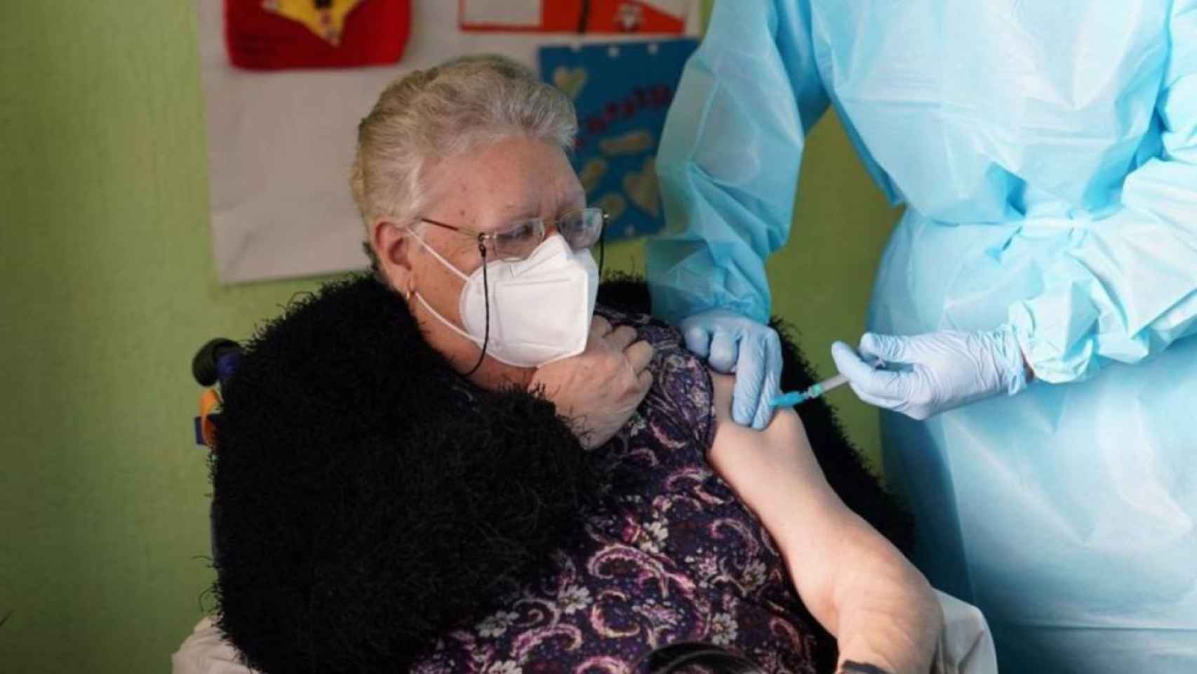 Isabel, de 72 años, primera residente vacunada en Sevilla.