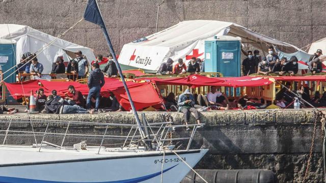 Inmigrantes en el muelle de Arguineguín (Gran Canaria).