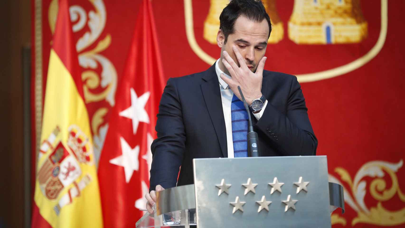 Ignacio Aguado, secándose las lágrimas en plena rueda de prensa.
