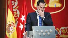 Ignacio Aguado, secándose las lágrimas en plena rueda de prensa.