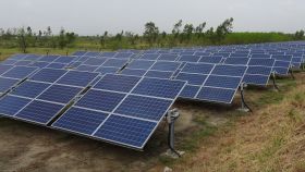 Paneles solares aplicados a una explotación agrícola.