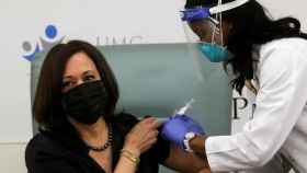 Kamala Harris recibe la vacuna contra la Covid.