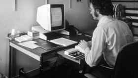 Larry Tesler, creador del copia y pega, usando un ordenador Xerox