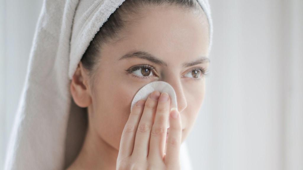 Es importante aplicar los cosméticos de forma correcta para evitar la formación de arrugas.
