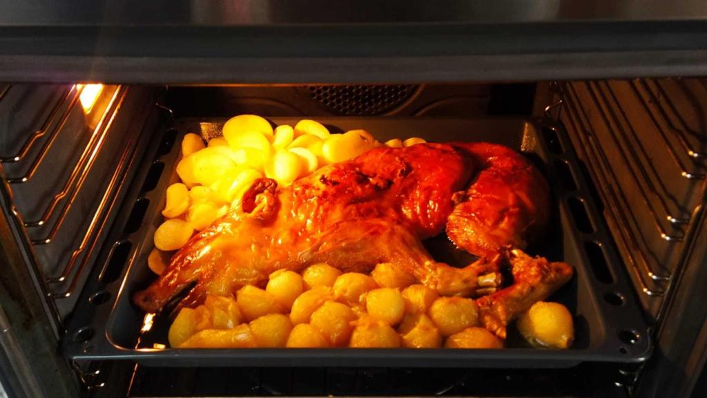 El cochinillo asado con patatas y cebollitas de Mercadona, terminando de hacerse durante 30 minutos en el horno.