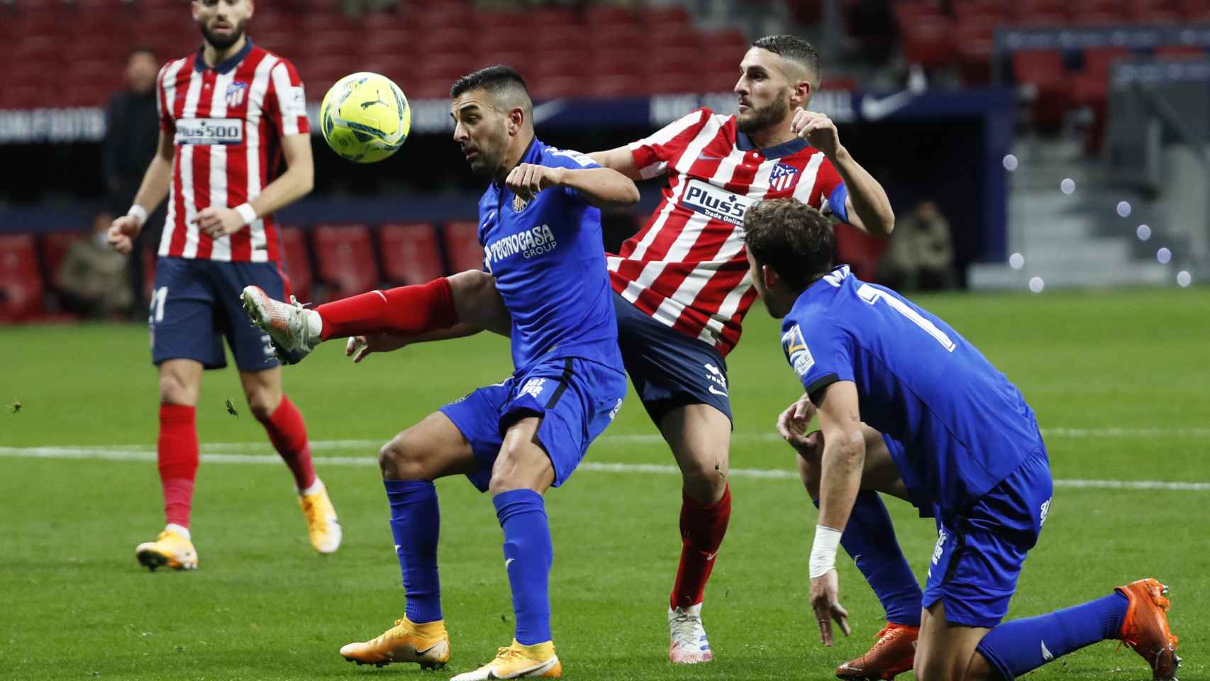 Koke ante Jaime Mata y Ángel, en el Atlético de Madrid - Getafe de la jornada 16 de La Liga