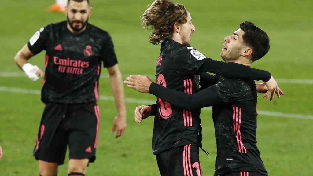 Abrazo de Asensio y Modric para festejar el gol del croata