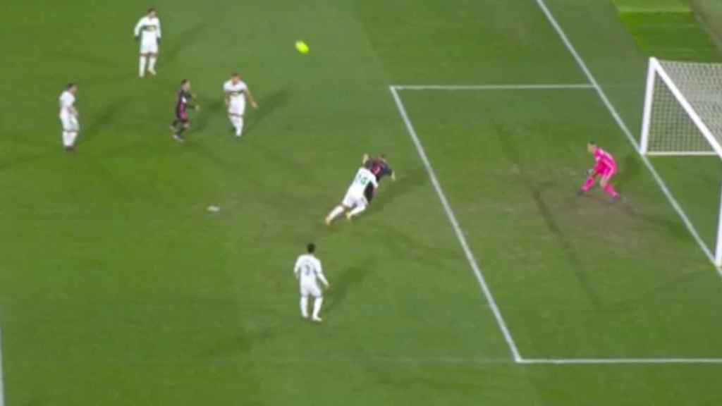 Penalti no pitado sobre Benzema
