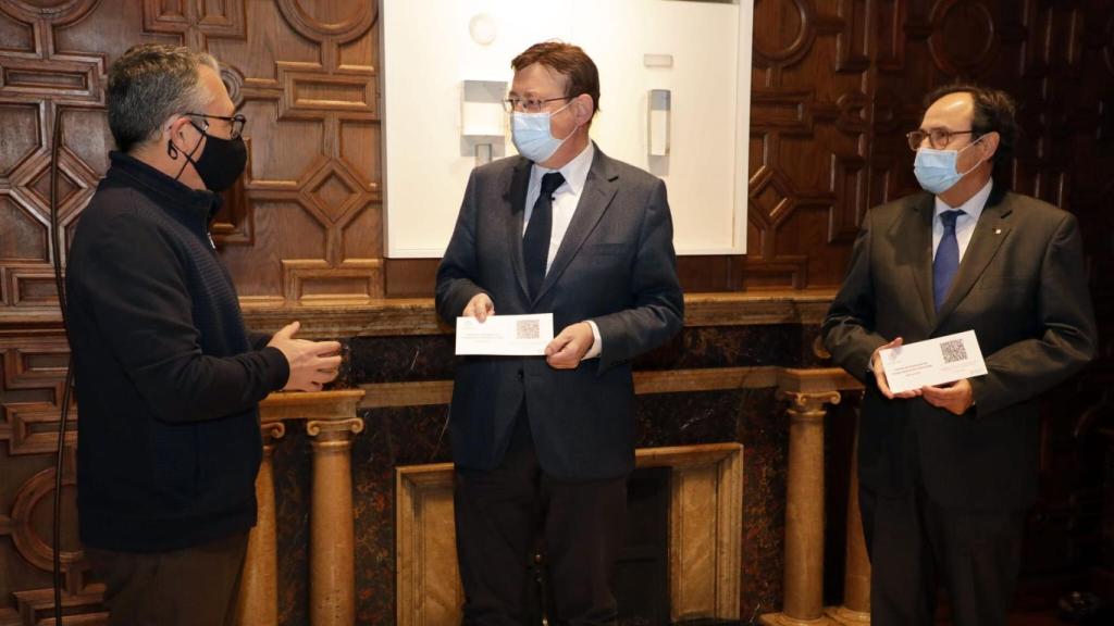 El síndico Vicent Cucarella entrega su informe al presidente Ximo Puig y al consejero Vicent Soler. EE