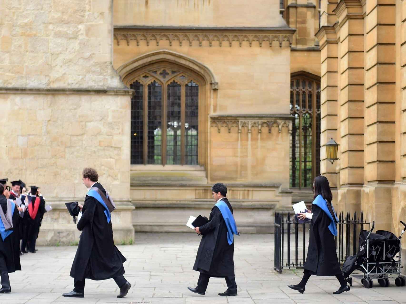 Estudiantes en una ceremonia de graduación en la Universidad de Oxford.