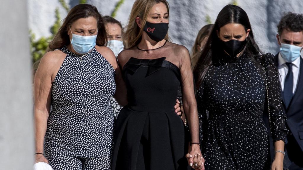 La actriz Ana García Obregón con su hermana Celia y Carolina Monje durante el funeral de Álex Lequio en Alcobendas.