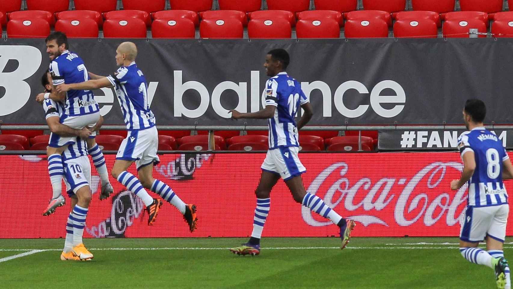 Portu celebra su gol al Athletic con sus compañeros de la Real Sociedad