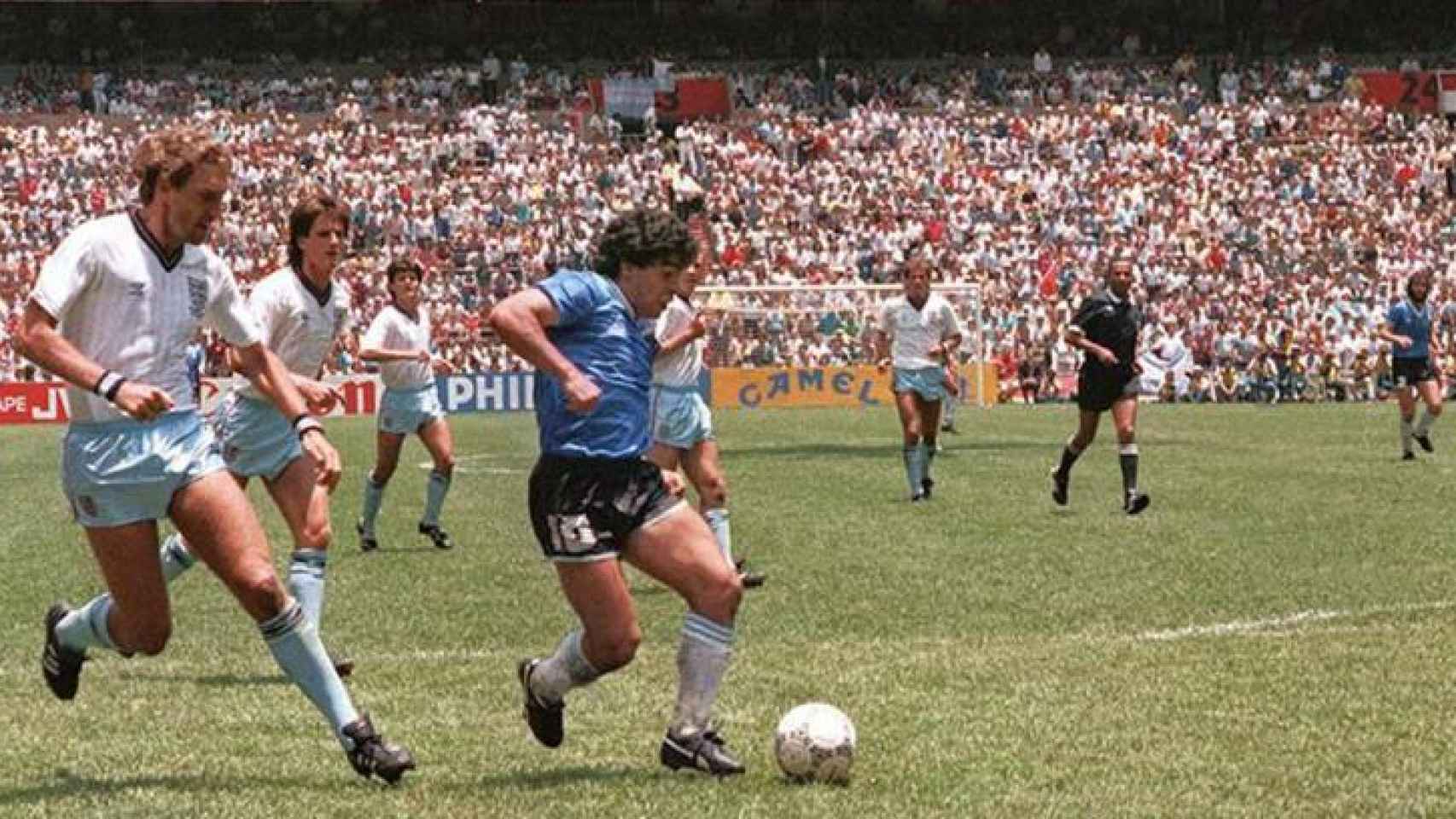 Maradona marca a Inglaterra en el Mundial 86. Foto: El Gráfico