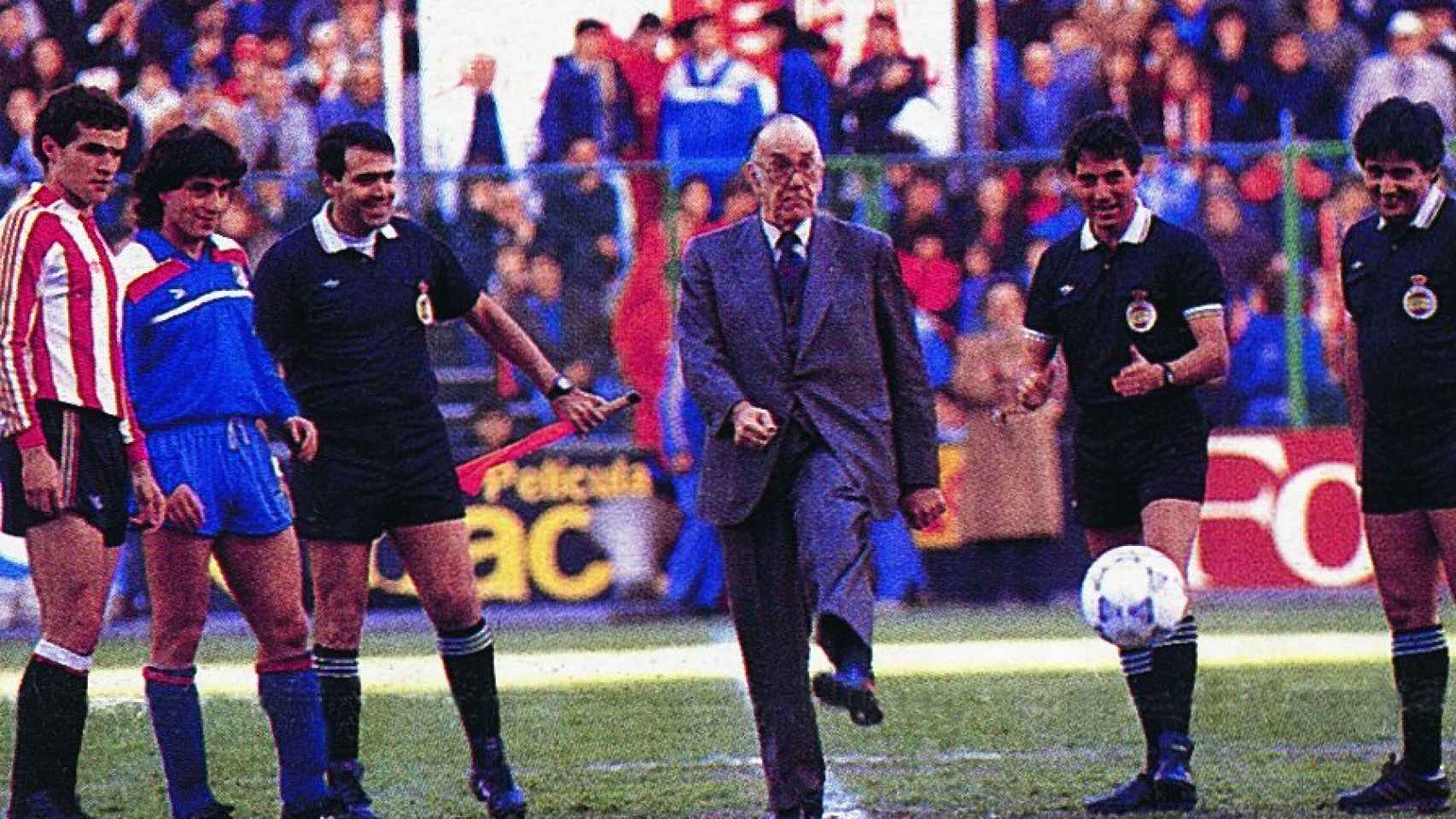 Saque de honor de Cela en el Vicente Calderón, en 1990.