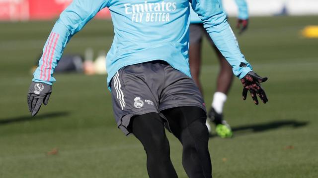 Odegaard realiza un pase durante el entrenamiento