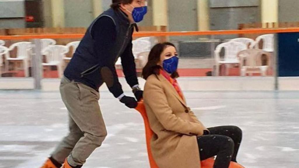 Una de las fotografías que compartió el alcalde, junto a Andrea Levy.