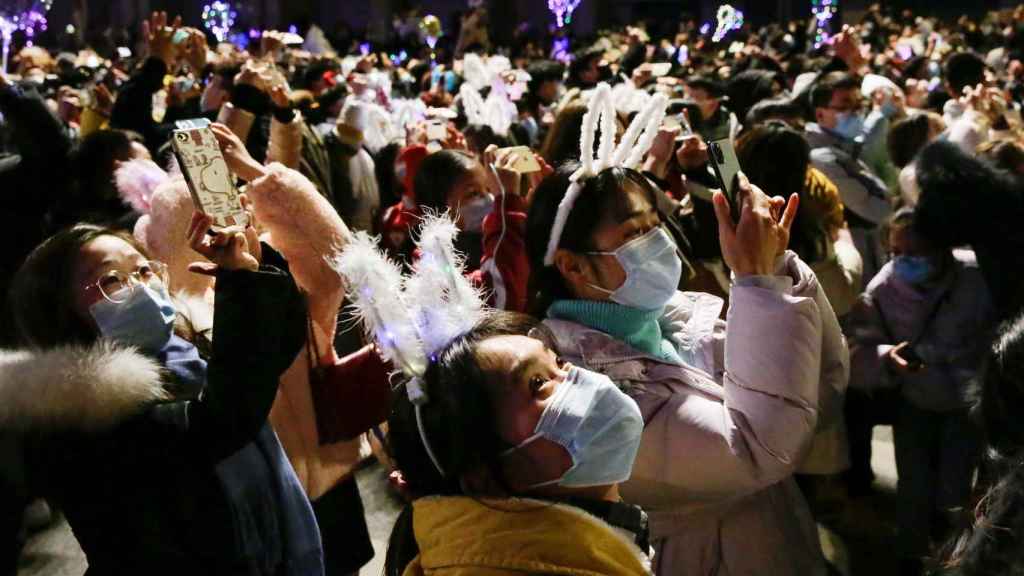 Habitantes de Wuhan celebran el Año Nuevo.