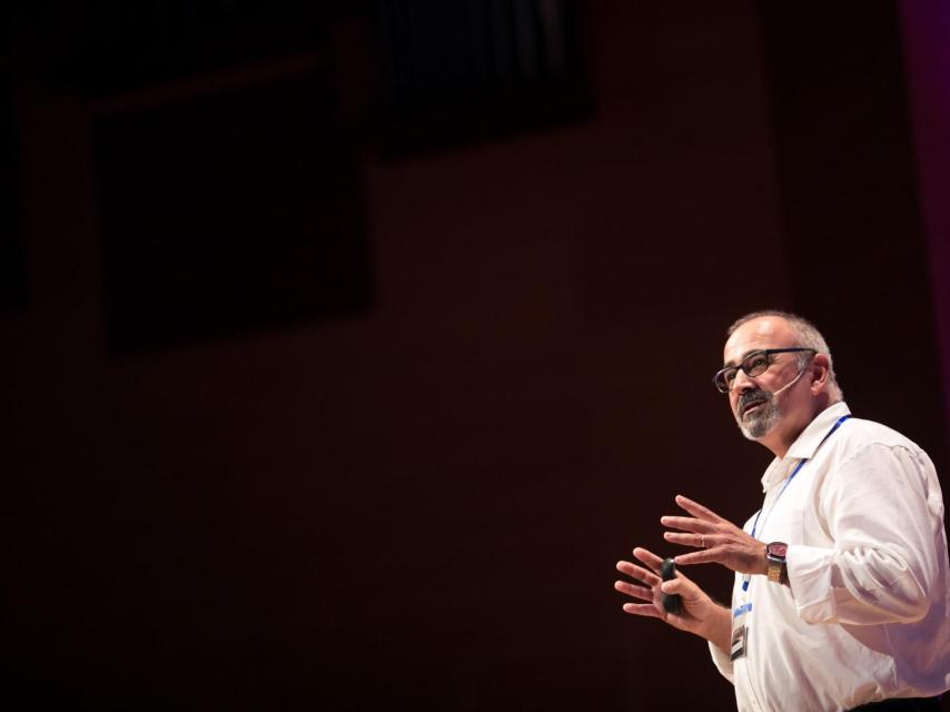 El profesor López Goñi, durante una conferencia.
