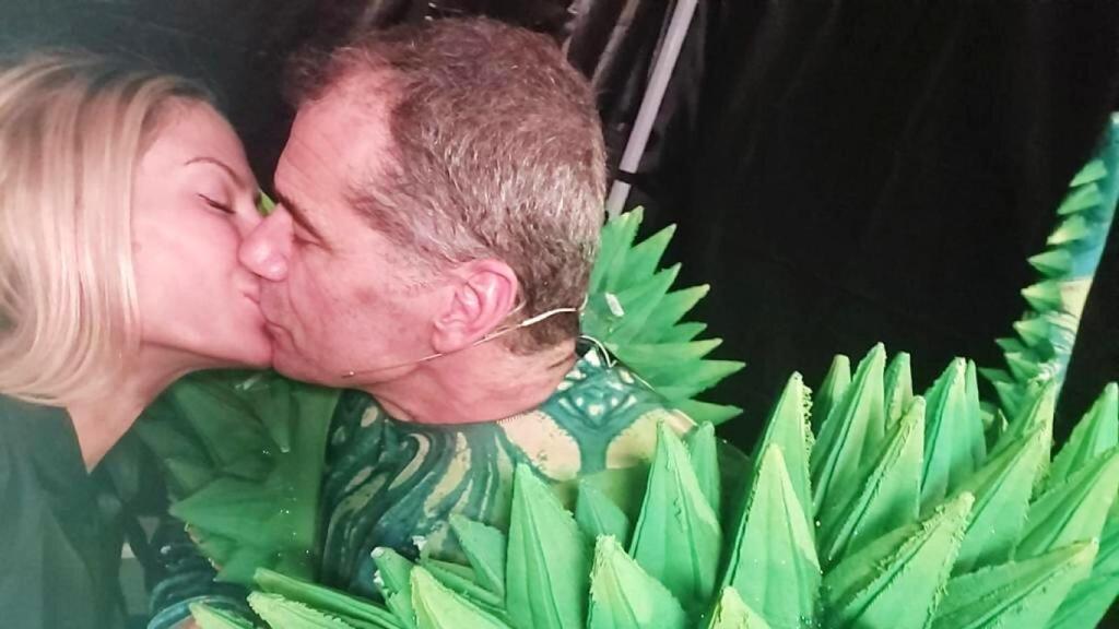 Toni Cantó besa a Lorena, su pareja, vestido de camaleón. EE