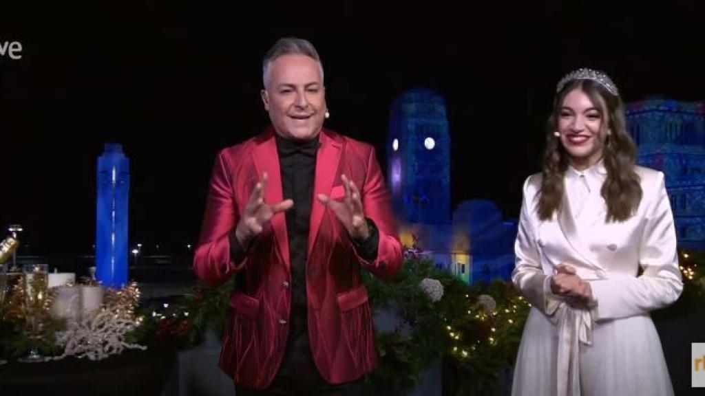 Roberto Herrera y Ana Guerra, en las campanadas de TVE.