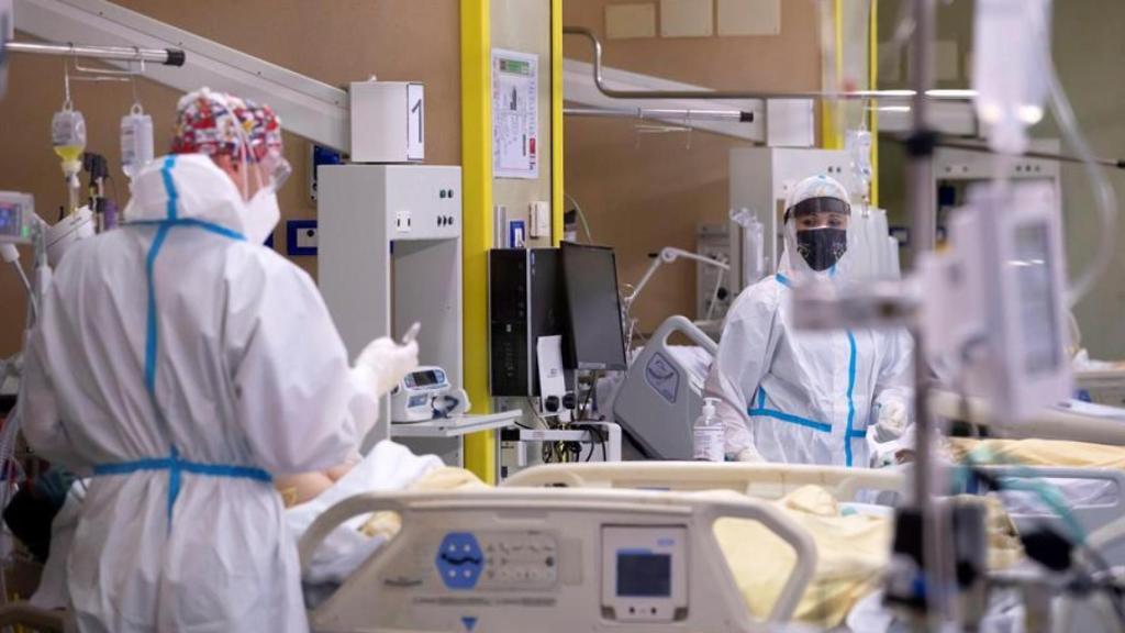 Sanitarios en un hospital.