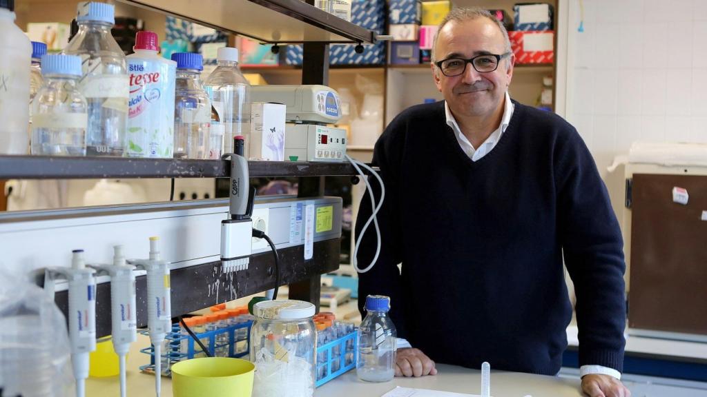 Ignacio López Goñi, en el laboratorio donde trabaja.