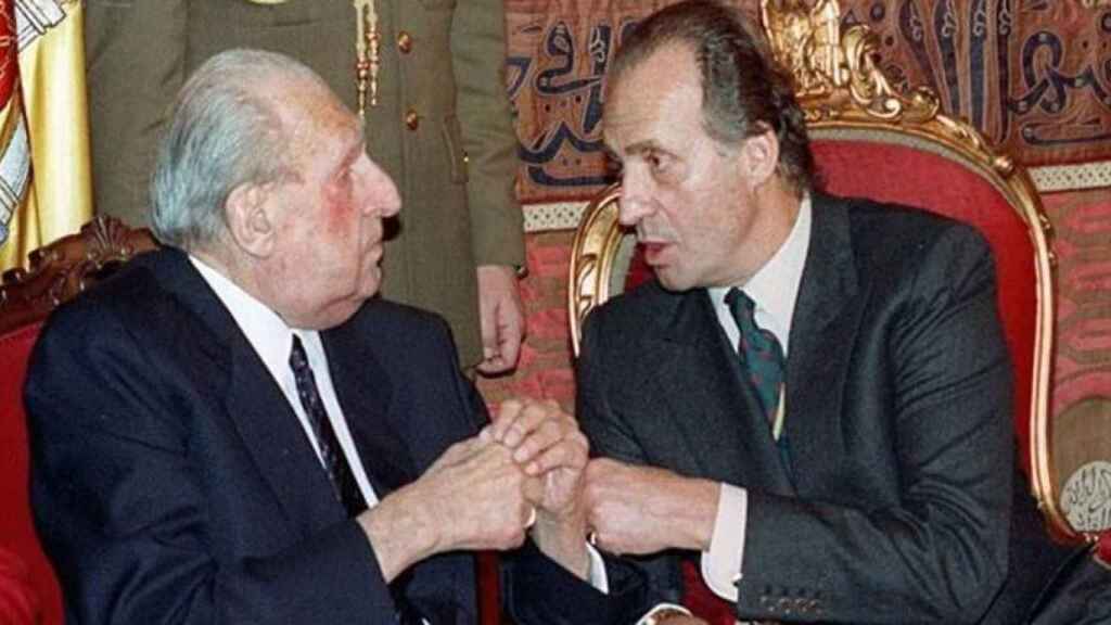Juan Carlos I junto a su padre, Juan de Borbón.