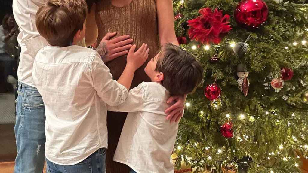 Jessica Bueno junto a sus dos hijos y su marido en una imagen de Instagram.