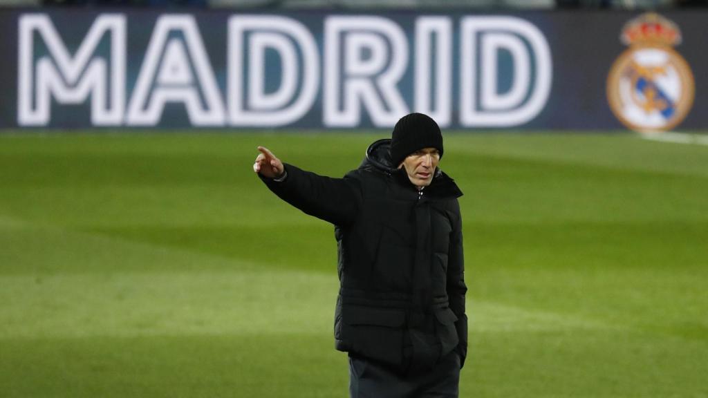 Zidane da órdenes a los jugadores del Real Madrid desde la banda del Di Stéfano