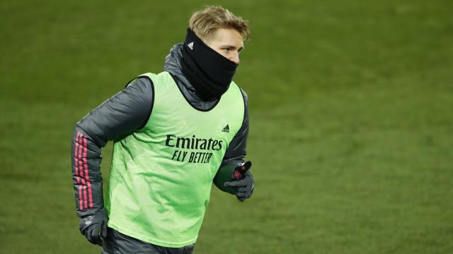 Martin Odegaard calienta en la banda del Di Stéfano