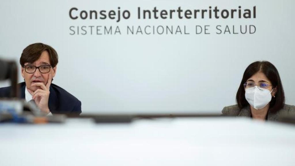 La actual ministra de Sanidad, Carolina Darias, junto a su predecesor, Salvador Illa, en un Consejo Interterritorial de Salud.