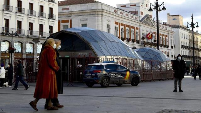 Varias personas pasean en la Puerta del Sol.