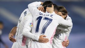 Lucas Vázquez, Marco Asensio y Luka Modric se abrazan celebrando un gol del Real Madrid